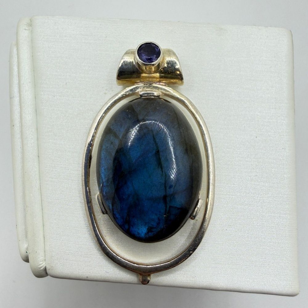 Stunning 24x18mm LABRADORITE cabochon and 4mm faceted IOLITE pendant in 925!